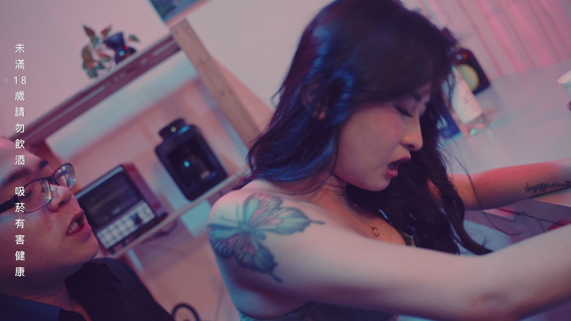 hotbabegirl : [DS-0024] 在這裡，賣的是曖昧！小婕@hotbabegirl 主演《華燈酒吧》獨家熱映中｜SWAG 原創長片