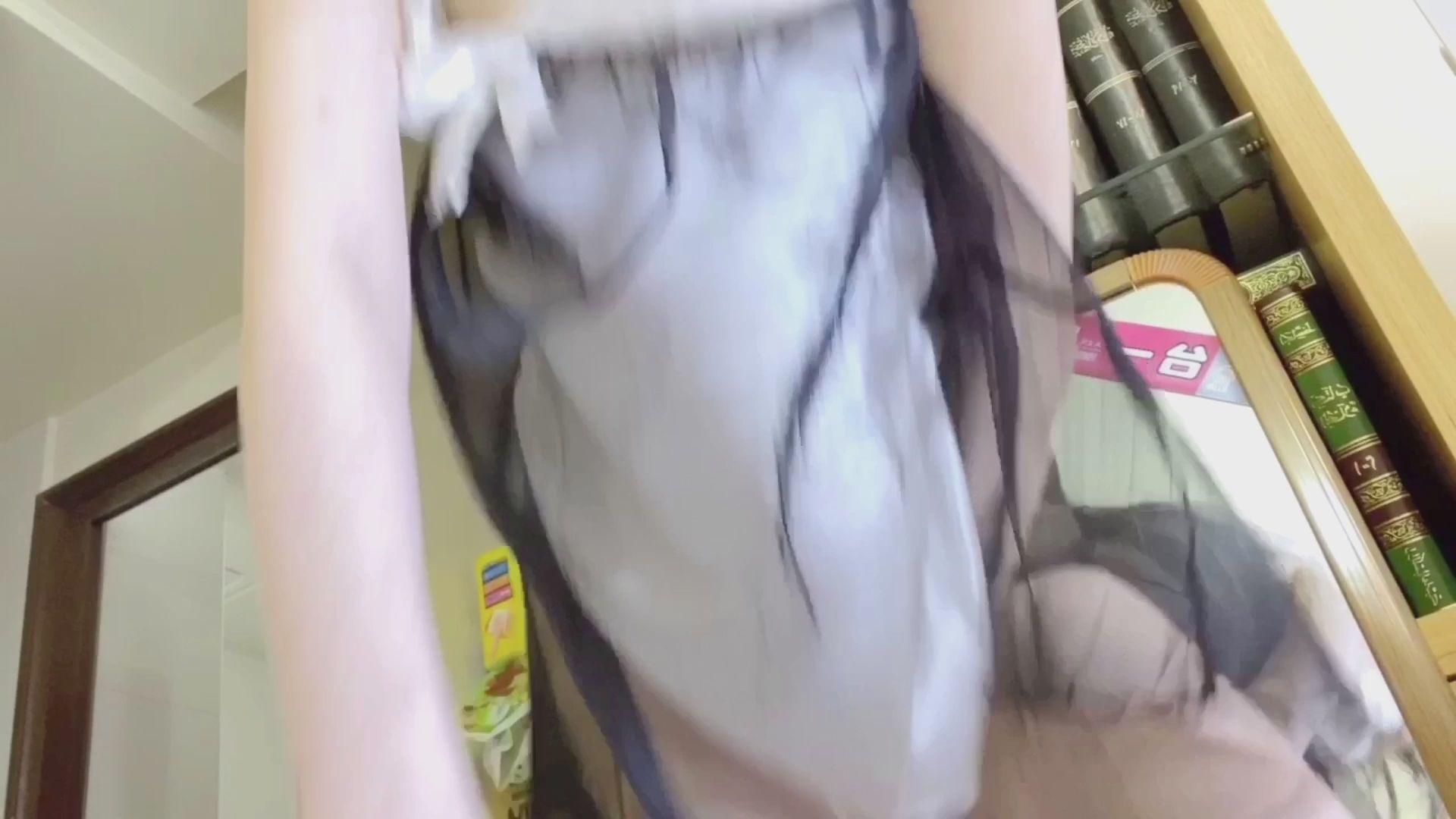  : 殘寶貝挑戰10分鐘內在家裡五個不同場所自慰1分鐘，到最後已經死半條命了 /