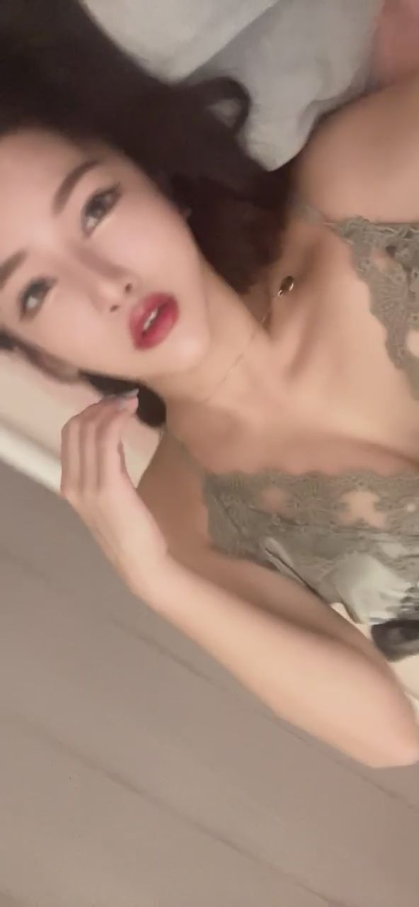 bonbonbabe : 躺在床上任你挑逗的蹦蹦😍哥哥今天想要怎麼玩呢💦
小騷貨月經還沒走還這麼淫蕩🔥