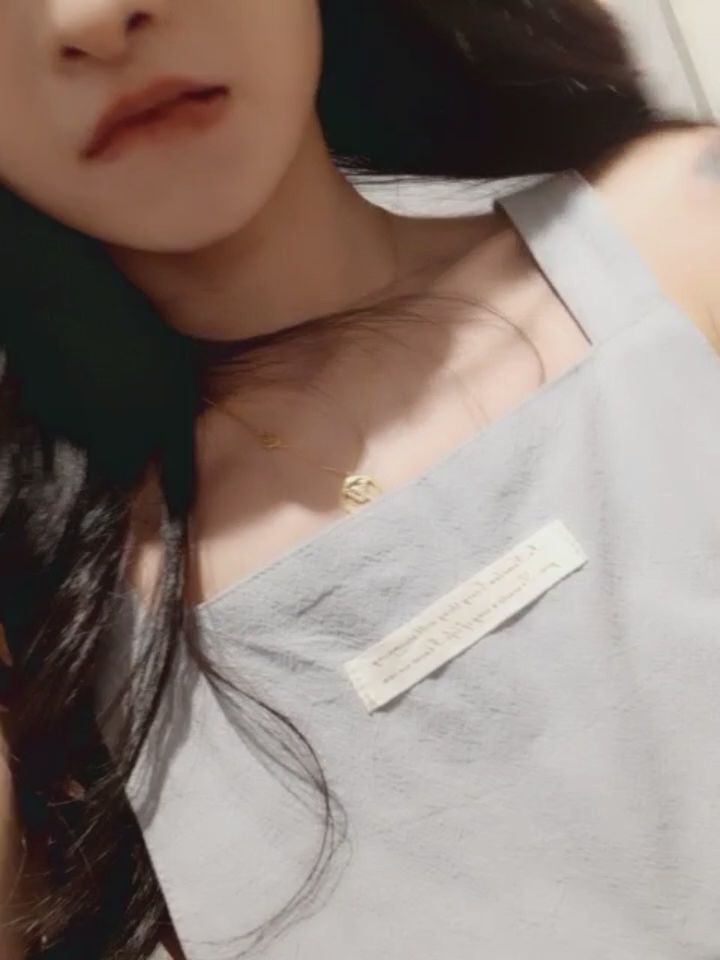 hotbabegirl : 低鑽大露點🔞想打手槍的快進來🤤