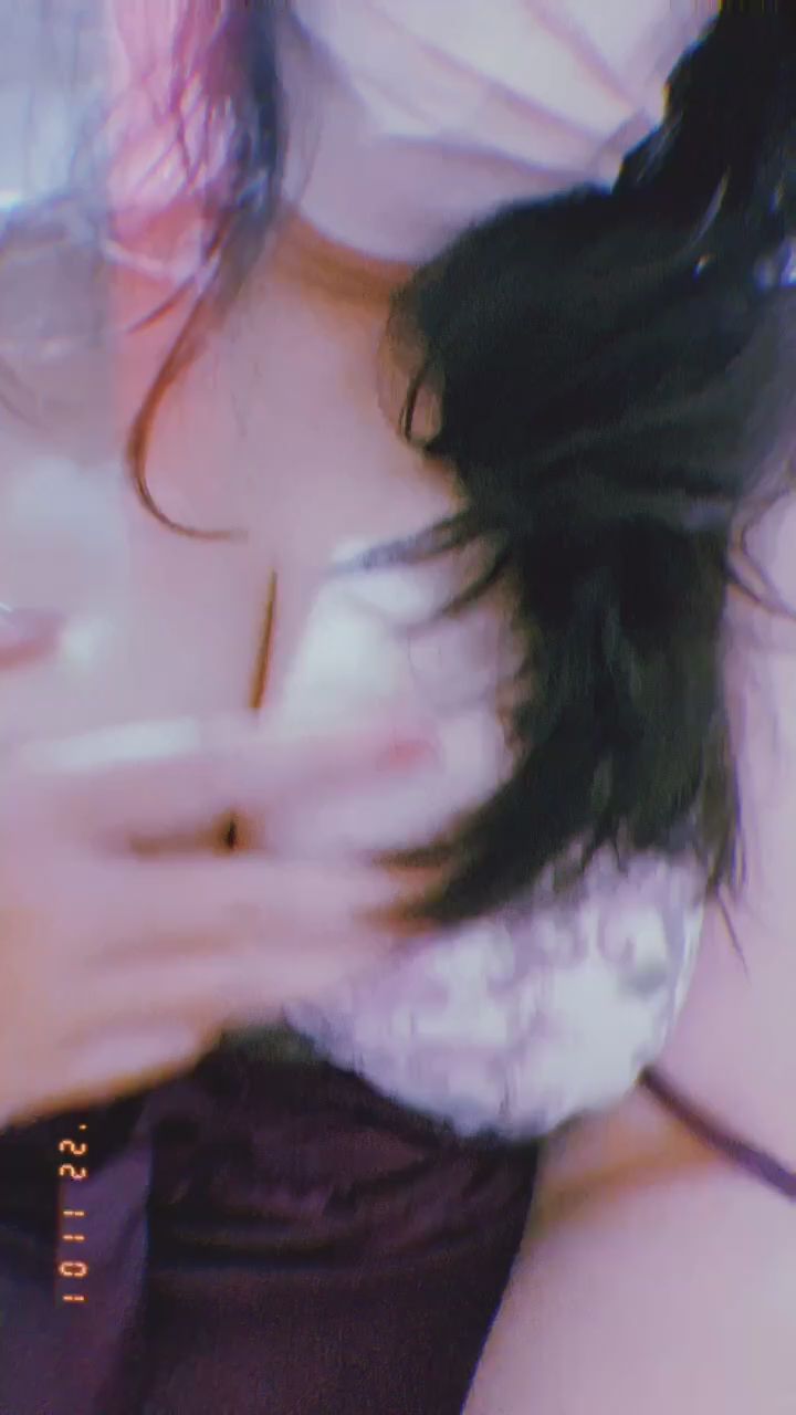 sexyaphrodite : 紫色性感睡衣 🐰🐰
很喜歡我的雪乳 別錯過😝😝