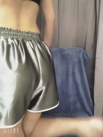 sexyemily : 真理褲上衣要搭配什麼好呢？🤔
有人有想法嗎？💕