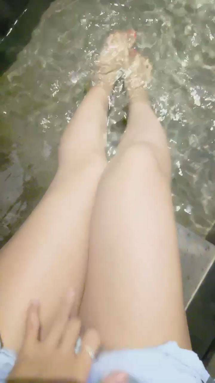  : ♨️Hot Spring巨乳溫泉秘書♨️長腿女秘書今晚獻身？