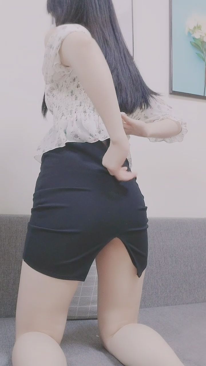sexyylady : 妹妹不穿胸罩在客厅诱惑❤❤这是刚来这里做主播拍的视频❤