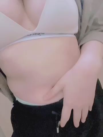 everjoy : 為什麼會想看我穿運動褲😂
好幾位都讓我拍上班穿的運動褲，但果然還是不能只有褲子，對吧😝
還有很像阿嬤內褲的內褲露出一點點🤏🏻

#肉肉 #肉肉joy
#sexy #奶 #愛撫 #生活