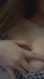yourkittyalyssa : 揉奶😈特寫❤️
在你耳邊喘息,慢慢的揉❤️還拉下胸罩給你看😳最後特寫🤫