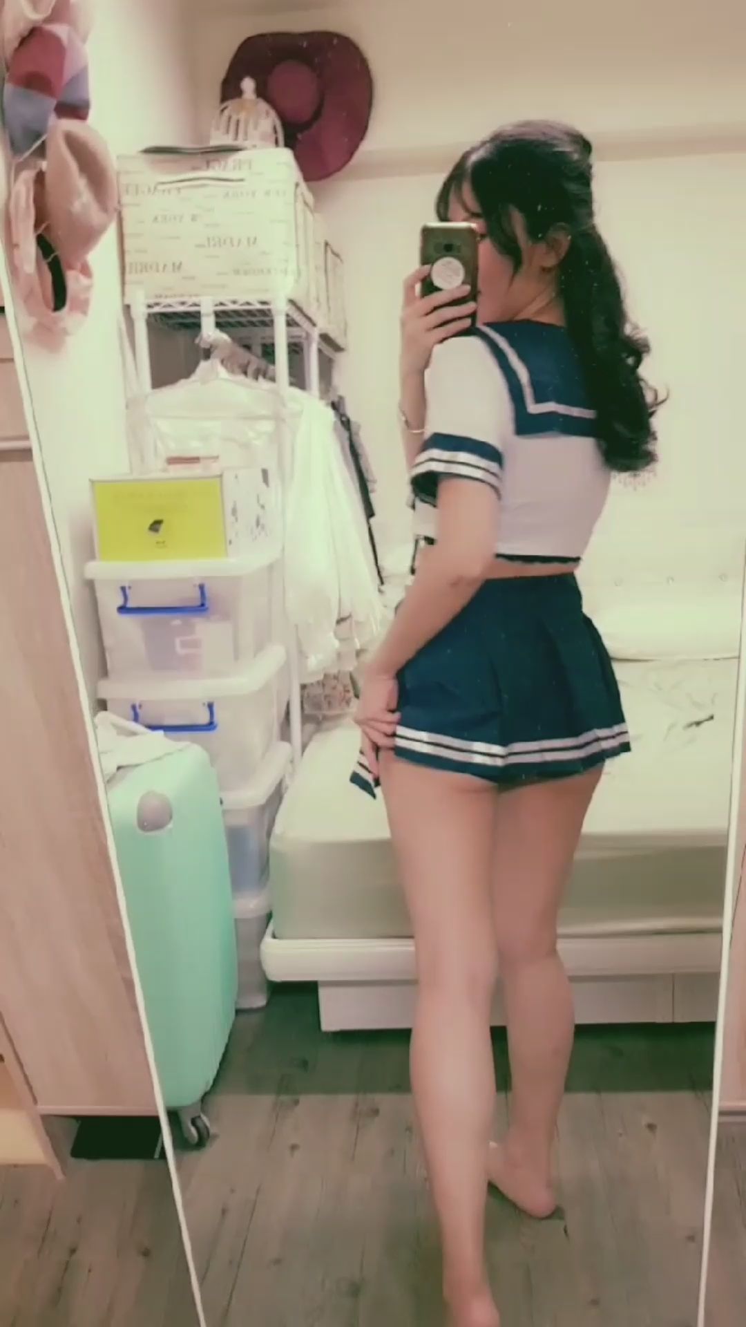 janicee : 制服迷你裙下的美臀💚