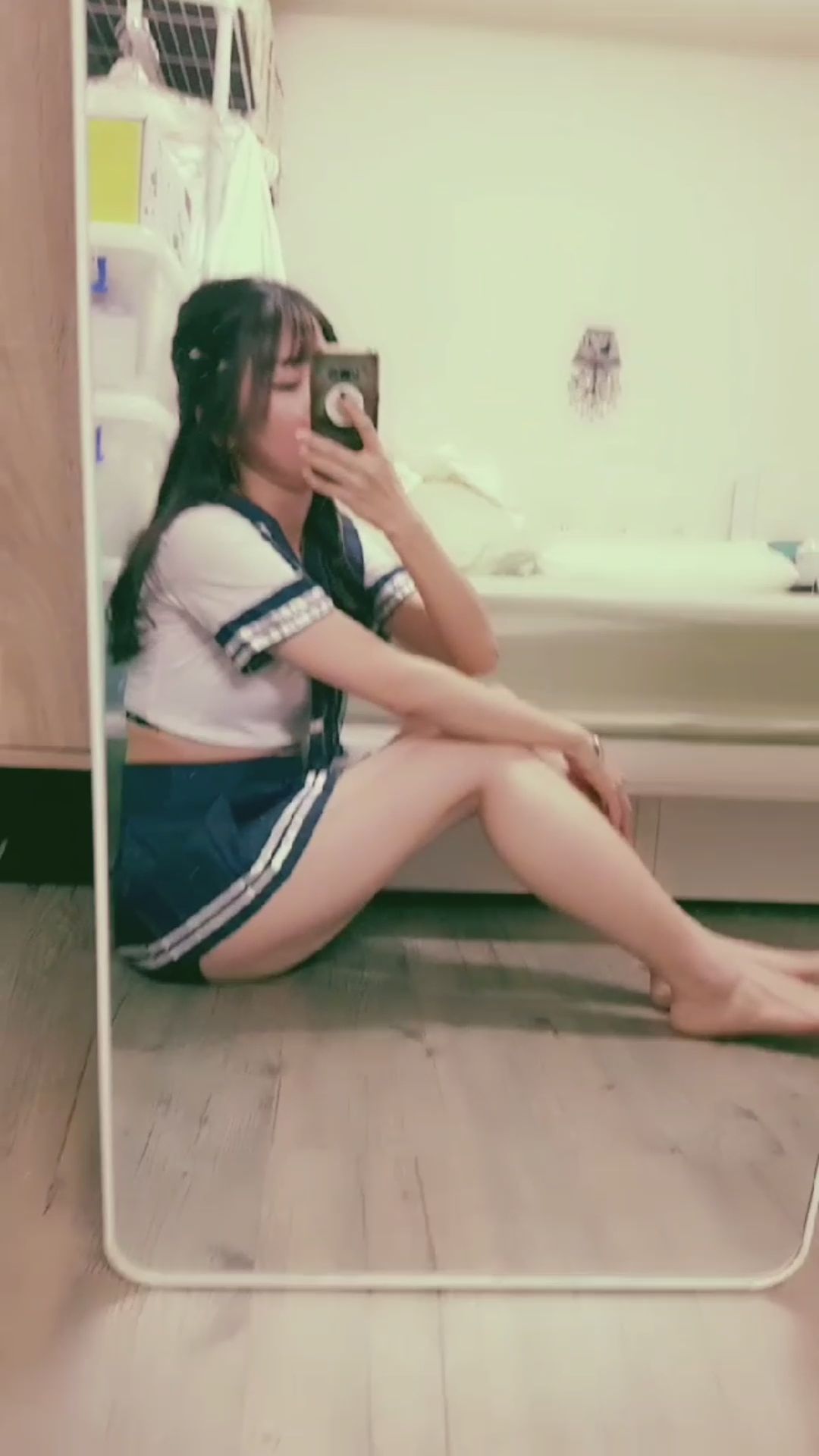 janicee : M字腿學生服😈