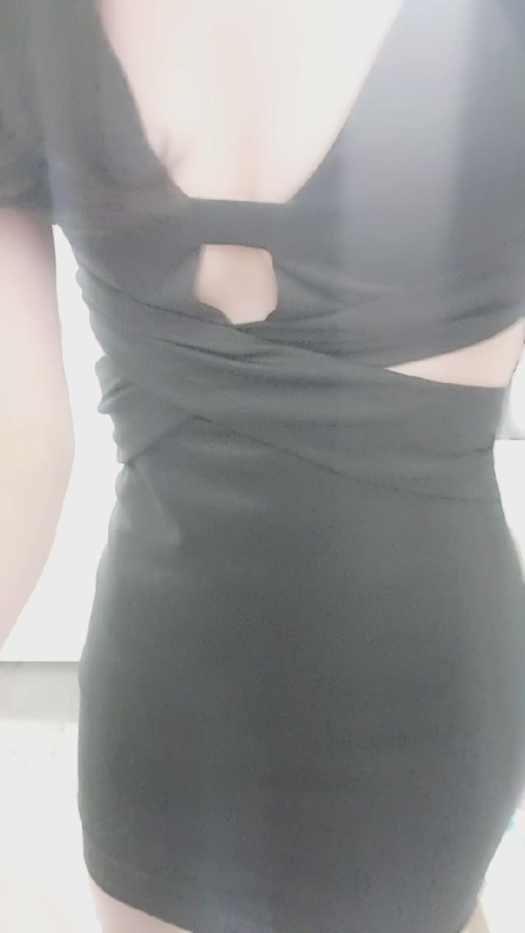 janicee : 解開拉鍊，露出白皙好身材