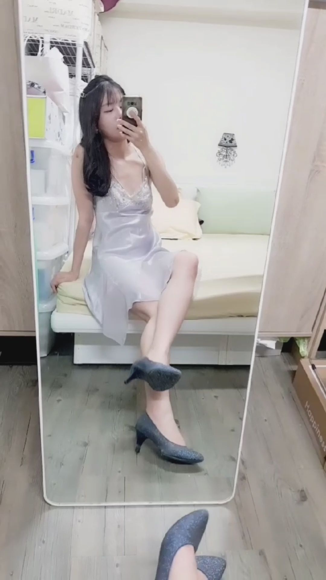 janicee : 裙擺下的高跟鞋美腿
