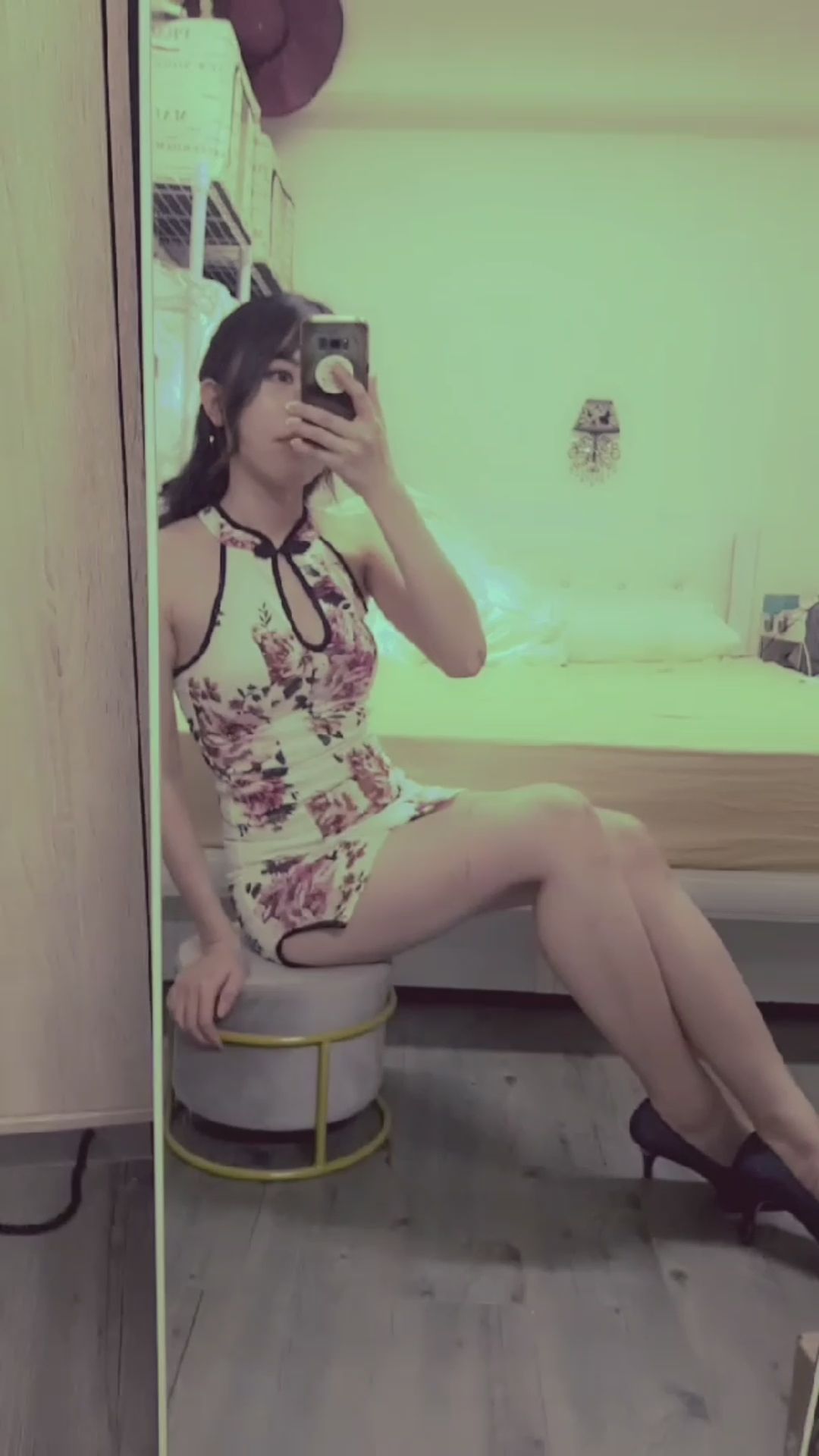  : 脫掉旗袍，曝光小褲😈