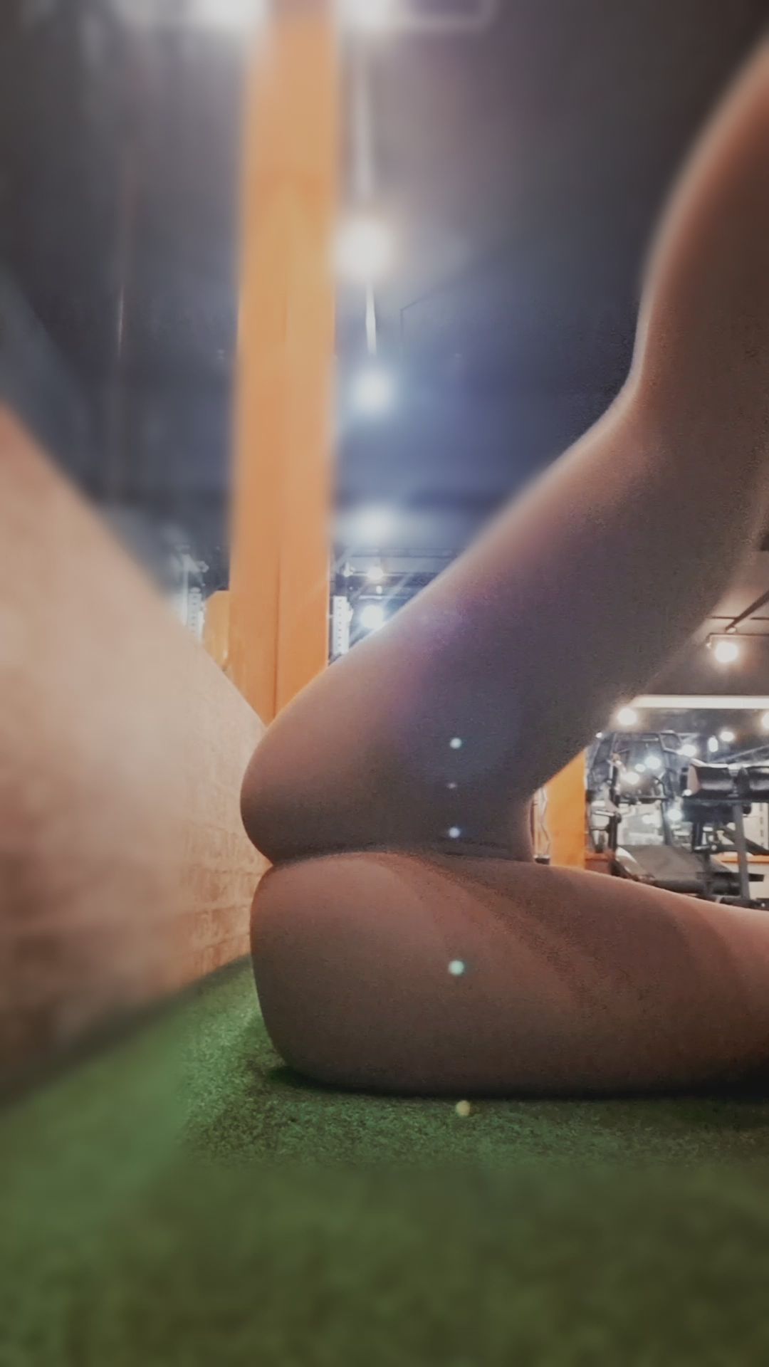 airpodsproma : 健身日常❤️開練前一定要先喚醒屁屁的肌肉！喚醒不是用打的喔🤣🤣但我准許你用力打這顆🍑😈
