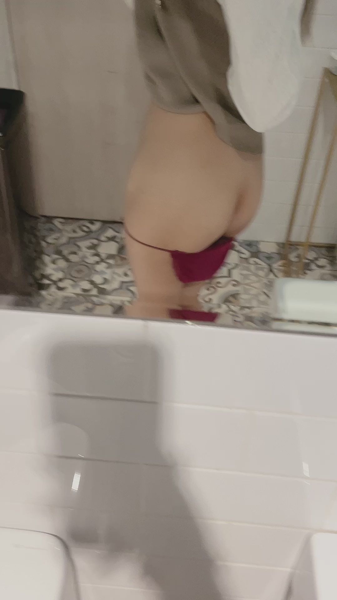 miffydearbebe : Babe 央央在廁所內自拍⋯內☺️最後有亮點，必解鎖🔓超嫩白虎來襲🔞🔞🔞全部看光光🤤🤤