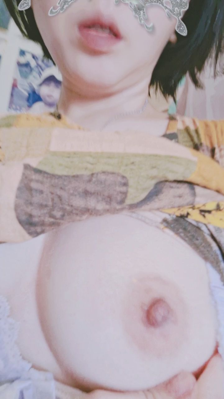 y********y : #大乳暈 #想被幹 #想被你粗暴吸舔奶 #來干我