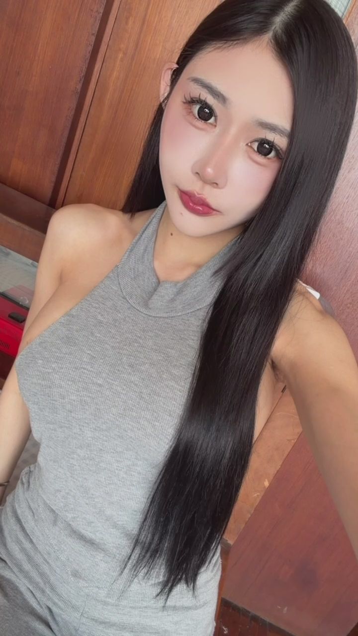 inexperiencedpaw6002 : 快稱讚我漂亮!才會偷偷給你看小穴特寫😁😁