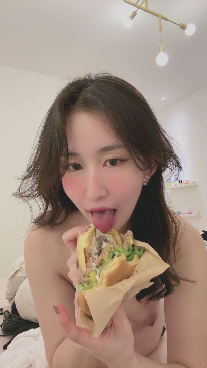  : 裸上半身吃漢堡 漢堡好吃 松露白醬好吃😋🍔 #吃播 #性感 #福利 #大尺度直播