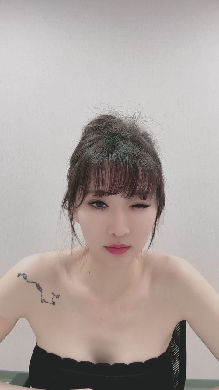 free_soul : 咬著指尖的眼神殺，這誰能招架得住呀～ 💖 #女神 #性感誘惑 #微醺
咬著指尖的眼神殺，這誰能招架得住呀～ 💖 #女神 #性感誘惑 #微醺