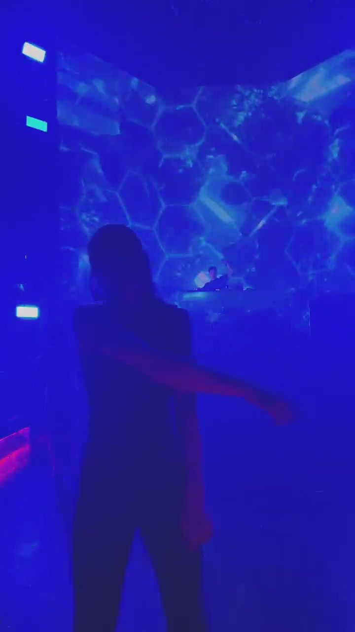  : 沉浸在藍色迷幻的電音節奏裡，眼神交會的瞬間你心動了嗎？💙🎶 #電音 #熱舞 #派對 #迷幻