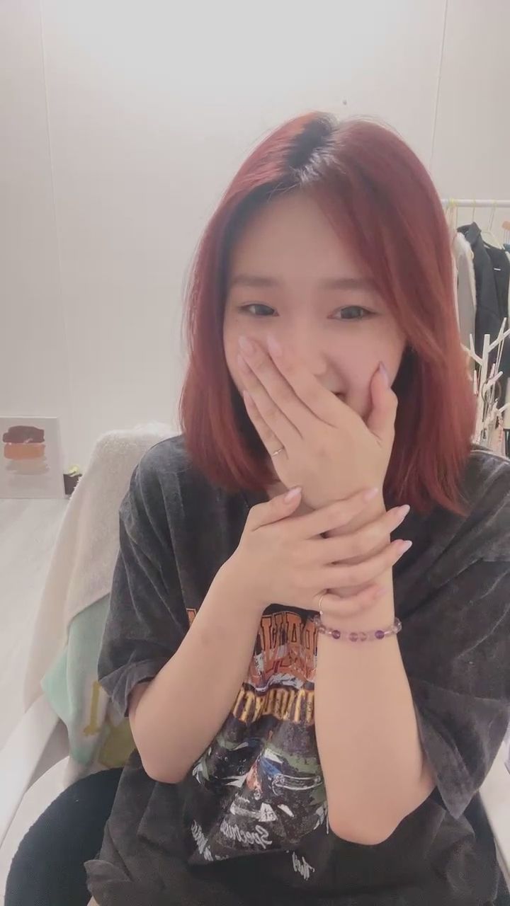  : 謝謝🐲哥～玟玟也有徽章啦😳✨看我的表情就知道我有多震驚 🥹#害羞 #甜美直播日常 #心動