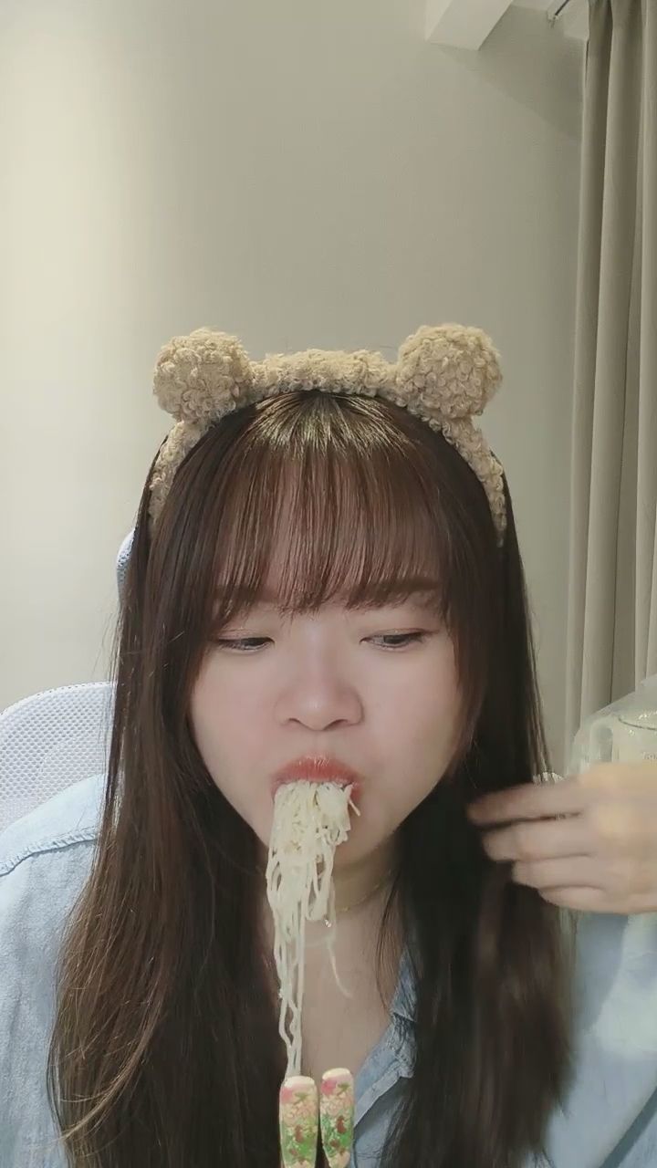 anna_2025 : 大口暴風吸入!這吃相也太滿足了吧 🍜😋 #吃播 #吃貨 #大口吃麵 #美食療癒