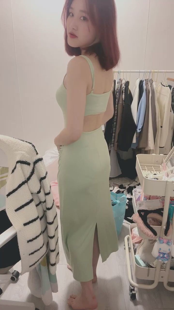  : 轉身後的驚喜 秀一下新衣服👗✨ #穿搭分享 #美背 #直播精華