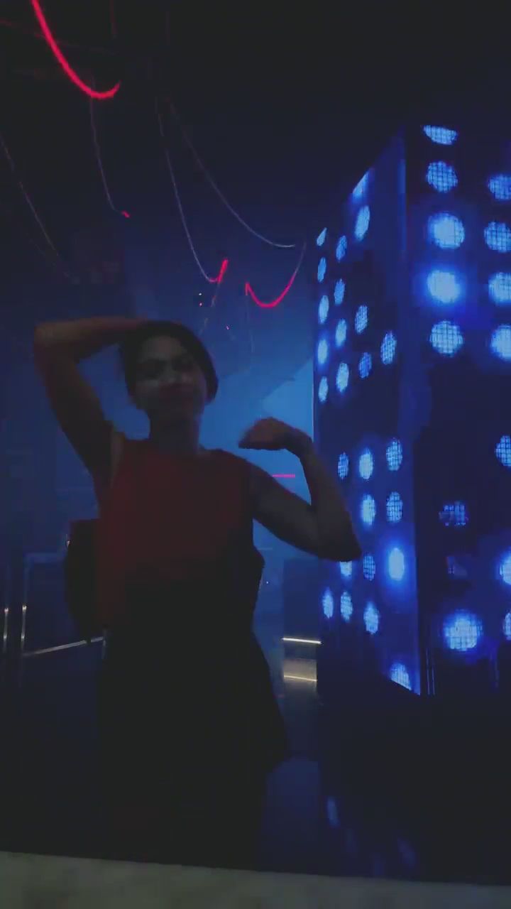  : 迷離光影下的紅裙律動，今晚想跟我一起跳舞嗎？💃🔥 #紅裙 #夜店風 #性感舞姿