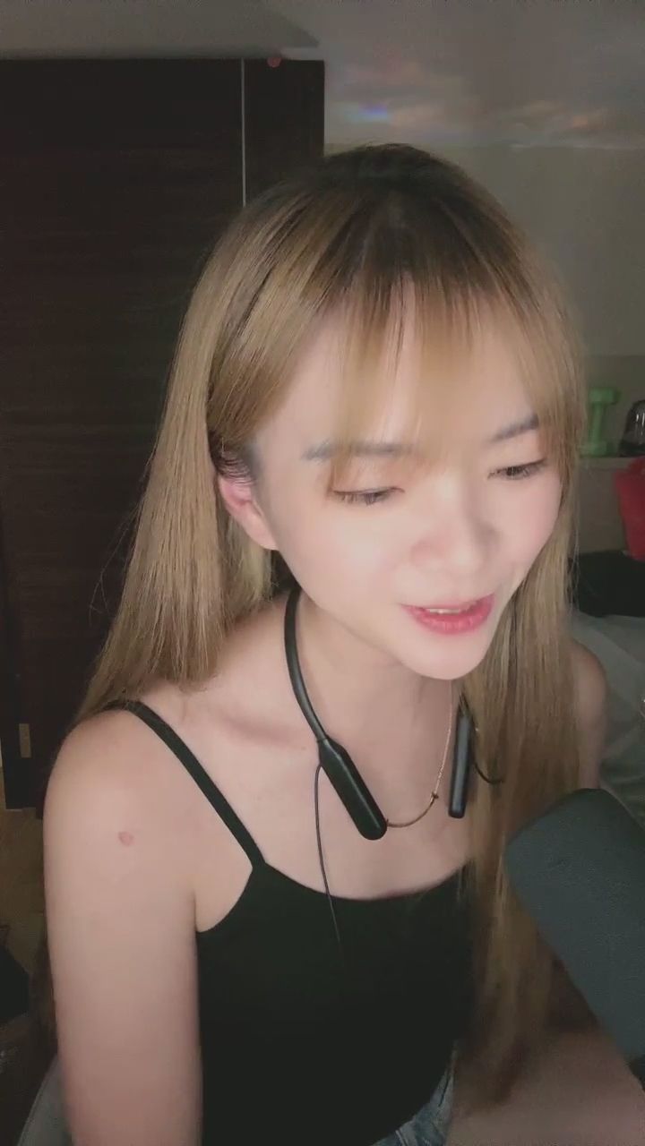  : 被你們逗到完全停不下來😂！今天的笑容額度已滿滿～ #甜美笑容 #開懷大笑 #粉絲互動