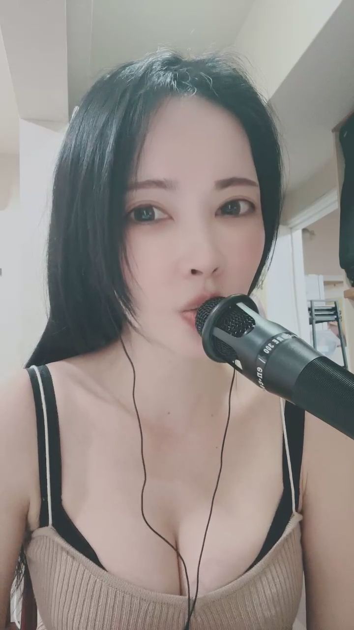 impatty922 : 聽著她的深情歌聲，心也被勾走了！你接得住這迷人的眼神嗎？🎶✨ #深情演繹 #氣質主播 #直播日常