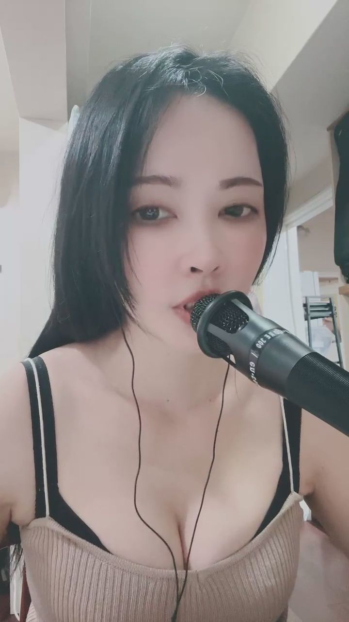  : 從認真專注到甜美微笑，最後的笑容只為你綻放🥰🎤 #甜笑 #心動瞬間 #互動