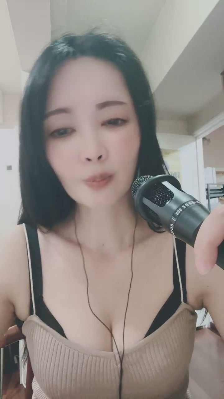  : 閉上眼，聽見最真實的情感🎵 這深情的投入與節奏，讓你心動了嗎？🔥 #深情 #歌聲 #氣質
