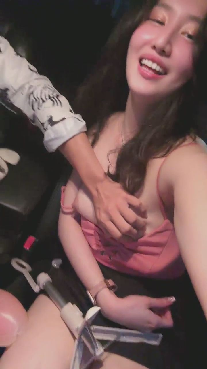 crystal_baebaby : 車內大膽互動！朋友好色🔥 #車內互動 #大尺度 #甜美笑容
