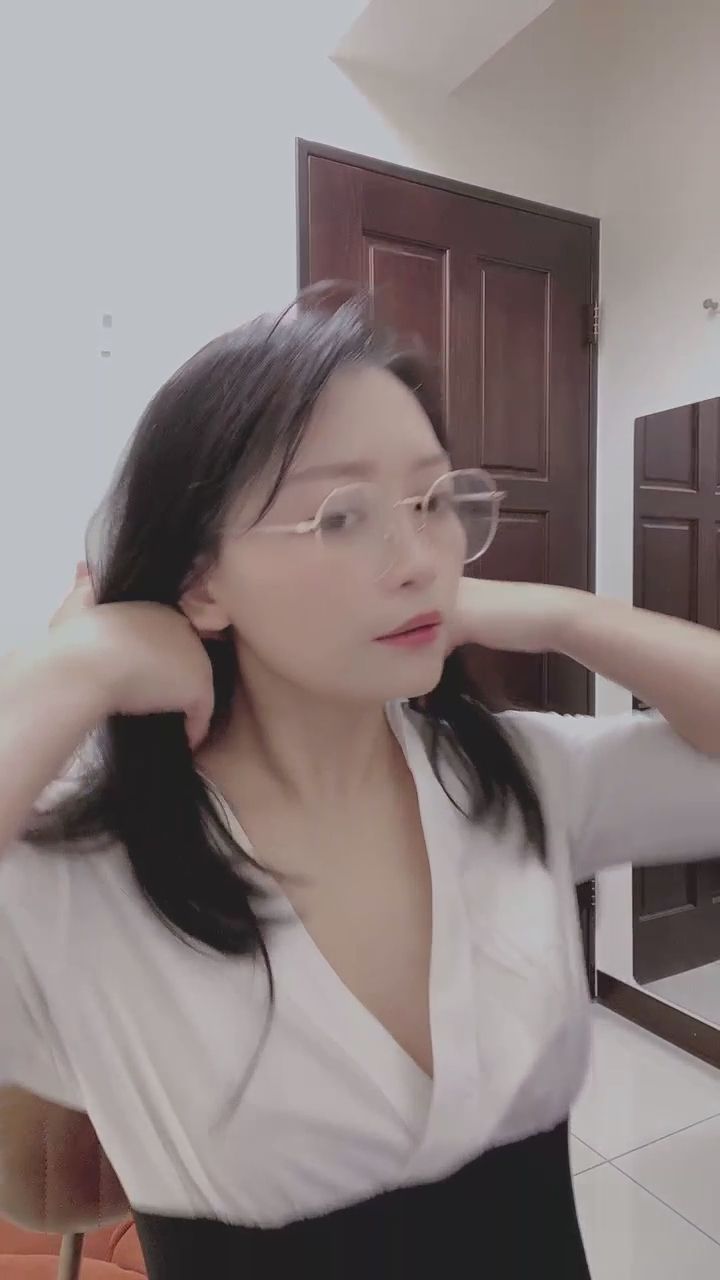 wt0314 : 鏡頭前認真整理白襯衫領口的日常瞬間🤍 #白襯衫 #日常 #自然感