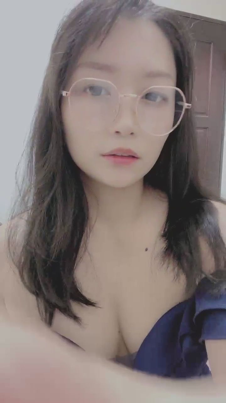 wt0314 : 戴著眼鏡的近距離對視，這誘惑的眼神太犯規了！💋 #誘惑 #性感鎖骨 #眼神交流
