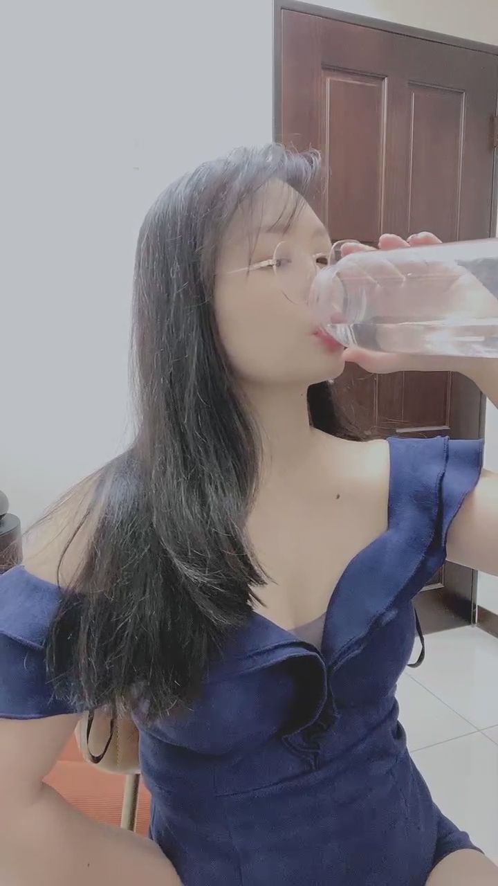 wt0314 : 抓到一隻調皮的眼鏡娘！這個眼神你給幾分？😜 #眼鏡娘 #女友感 #近距離互動