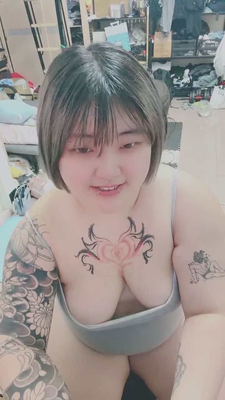 ananjay : 甜美笑容下的壞心思，想和我一起玩嗎？😈🔥 #性感 #挑逗 #刺青女孩 #暗黑