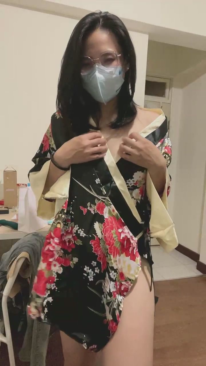  : 鏡頭前的大膽挑逗，拉開和服領口的那一刻太犯規 #和服誘惑 #大膽挑逗 #性感展示