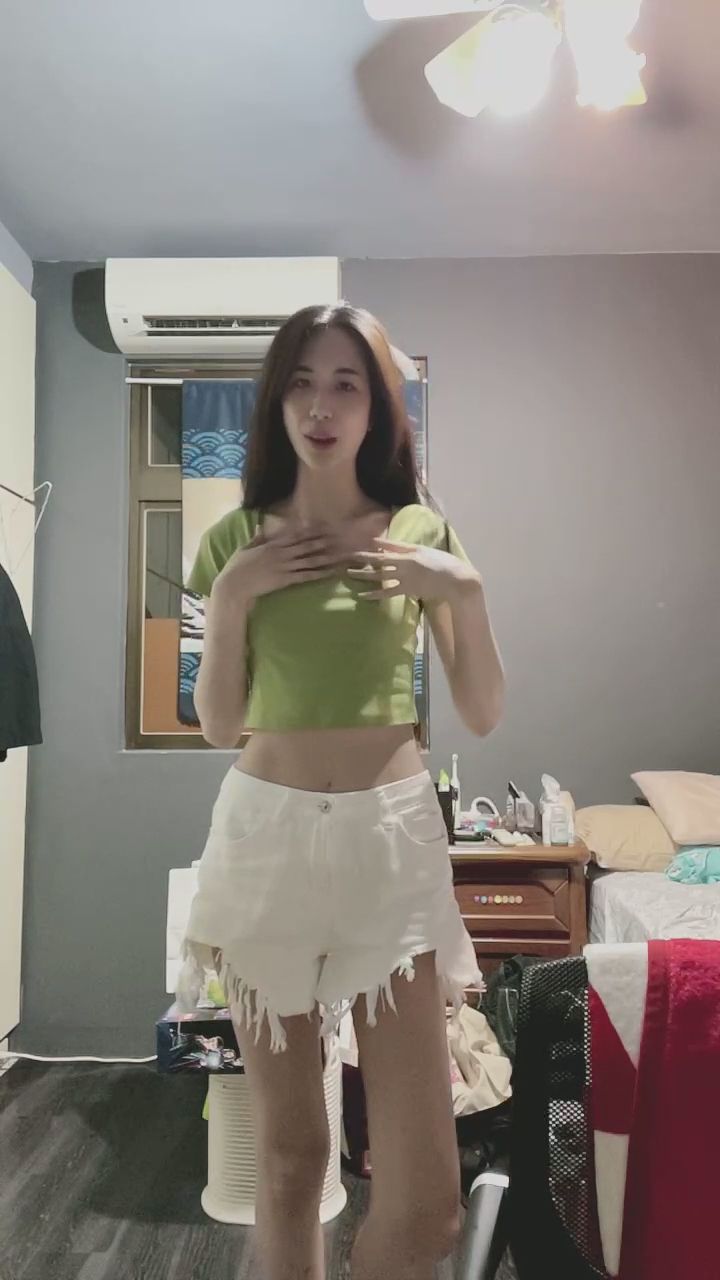 beatrice_ : 站起來展示今天的穿搭!這套綠色短版上衣和白色短褲你喜歡嗎?💚✨ #穿搭分享 #女神 #直播精華