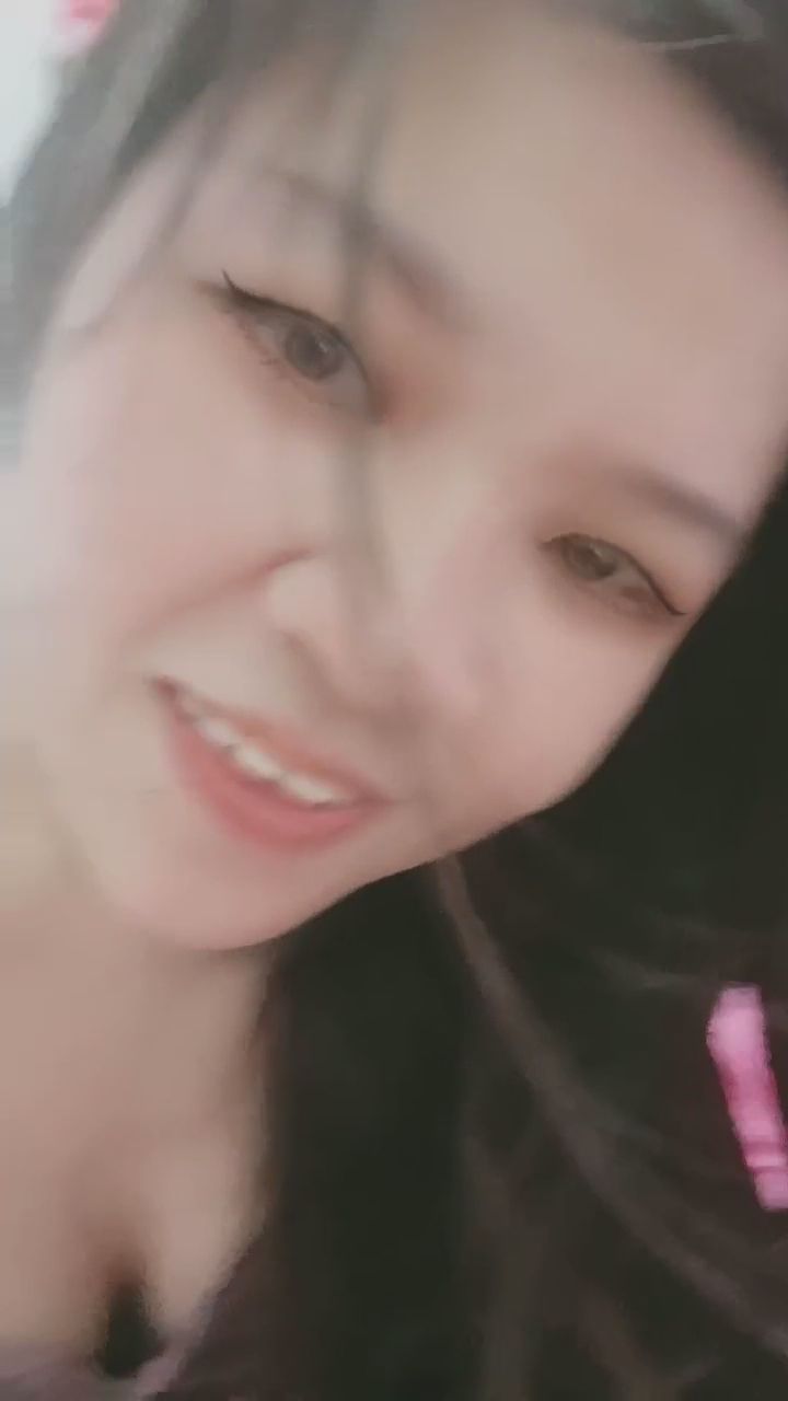  : 最喜歡對著鏡頭微笑的瞬間，有電到你嗎？🥰 #甜美微笑 #心動 #日常互動