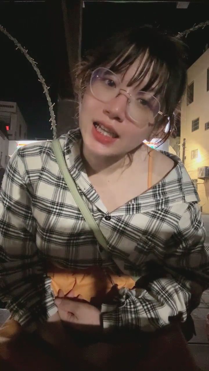  : 氣氛嗨到最高點！一起在街頭放聲大笑，享受這最真實的零距離互動吧！😆 #街頭互動 #開朗女孩 #歡樂時光