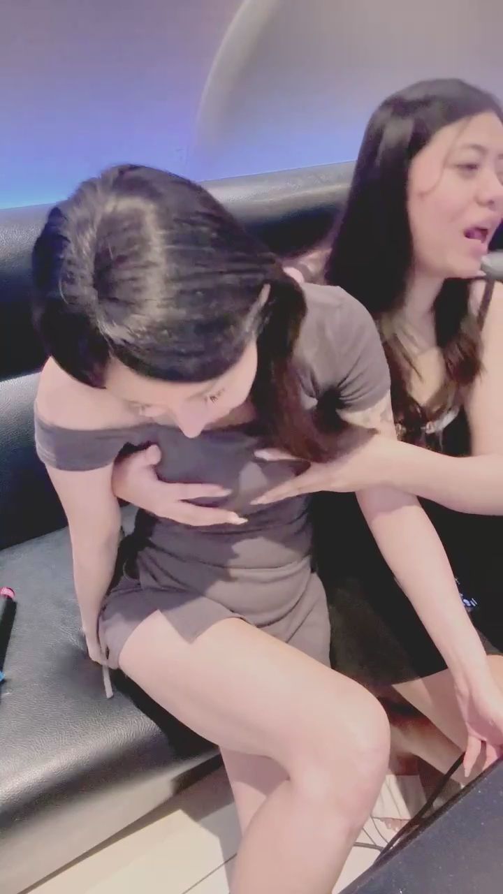  : 這種好閨蜜，真的會讓人措手不及！😂 突然的突襲抓揉太刺激了吧 #親密互動 #火辣時刻 #閨蜜