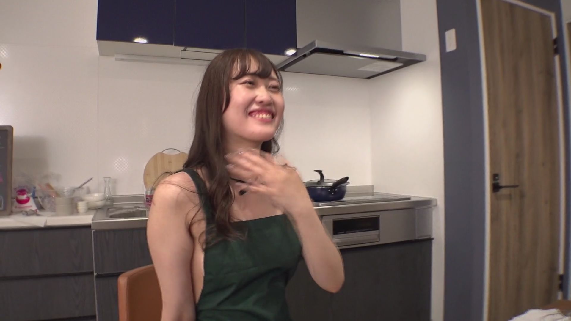  : 第一部 【穿著裸體圍裙超性感的料理類直播主】從側乳與背影若隱若現的丁字褲桃臀令人欲罷不能！用那令人沉醉的口交技巧，來場「吸吮烹飪」吧♪