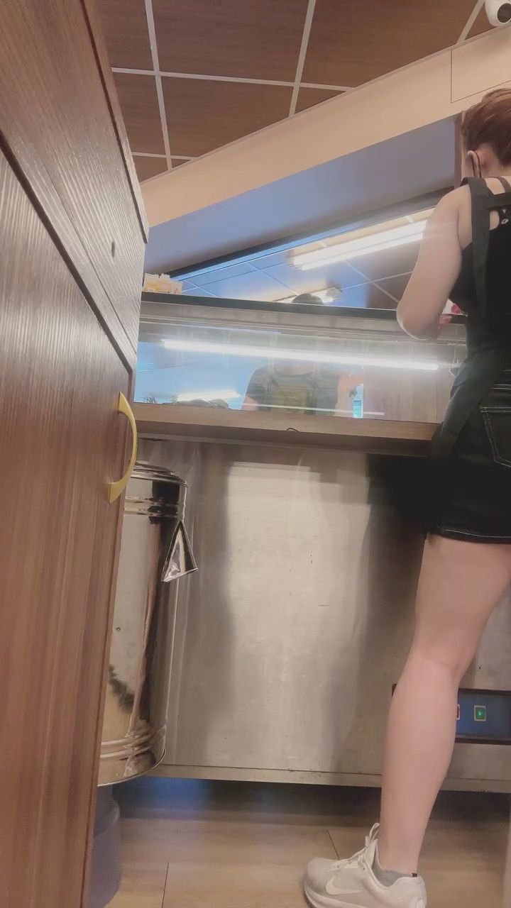  : 認真工作的背影最迷人，大家覺得呢？廚房裡的忙碌視角！ #制服 #迷你裙 #工作日常