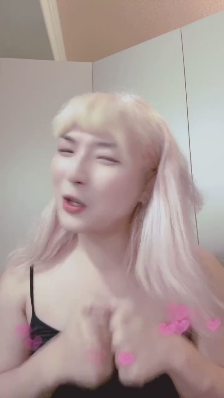  : 哎呀！是不是被你發現了什麼小秘密？😳💕 #驚訝 #害羞 #心動瞬間