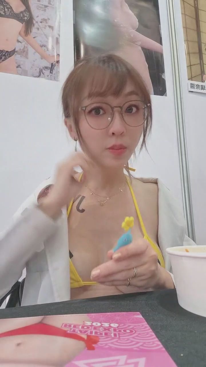 sexyroxie : 白袍底下藏著核能級的穿搭小巧思！☣️ 簡單整理個頭髮是不是也很吸睛？ #特色穿搭 #比基尼 #日常分享 #白袍