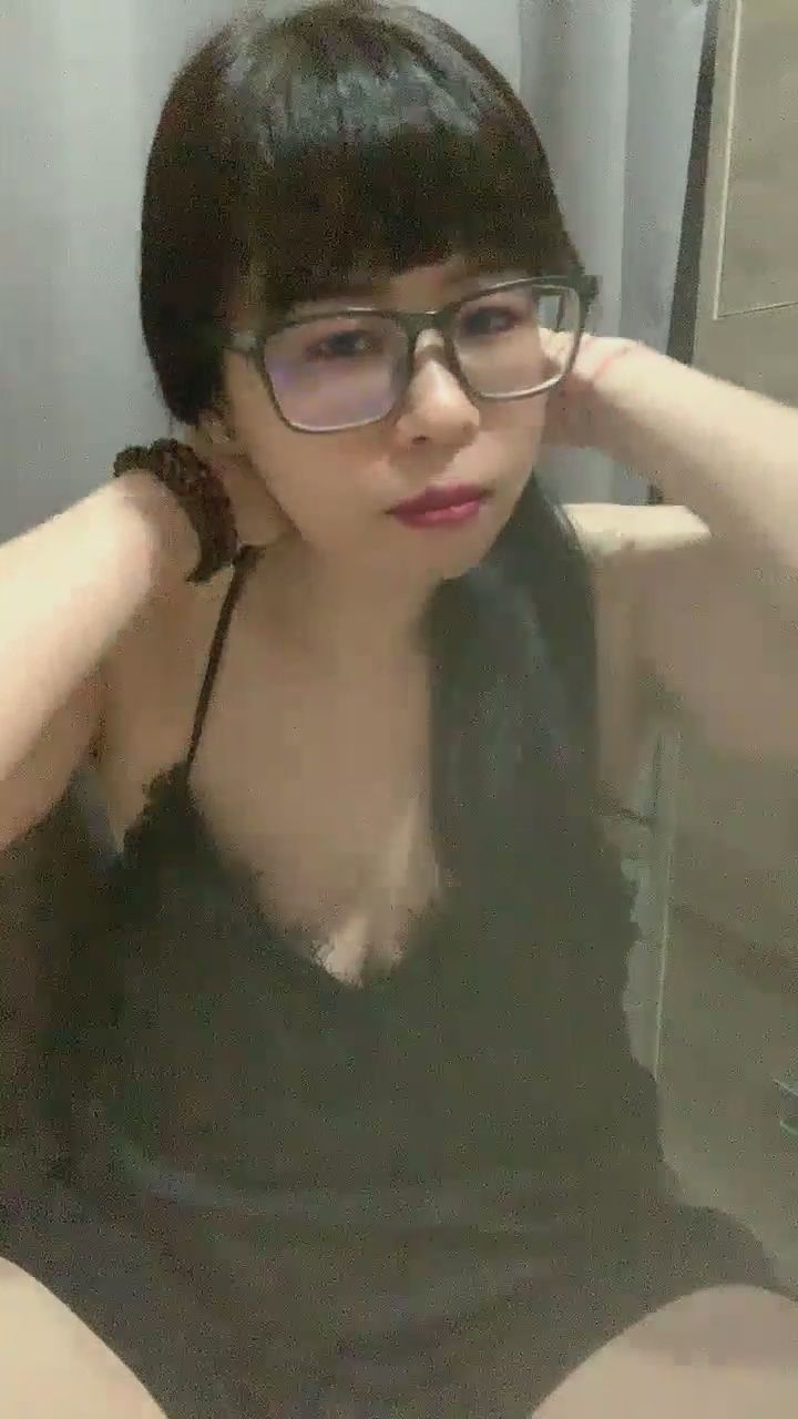  : 從認真說話到忍不住大笑，這反差萌是不是太可愛了！😆✨ #開懷大笑 #真實反應 #氣質日常