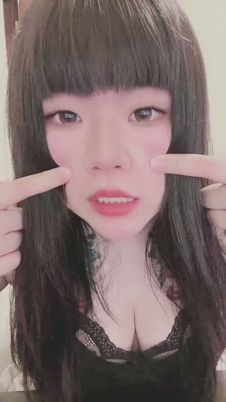  : 忍不住戳戳自己的臉，我有沒有很可愛呀？😉 #俏皮 #特寫 #賣萌