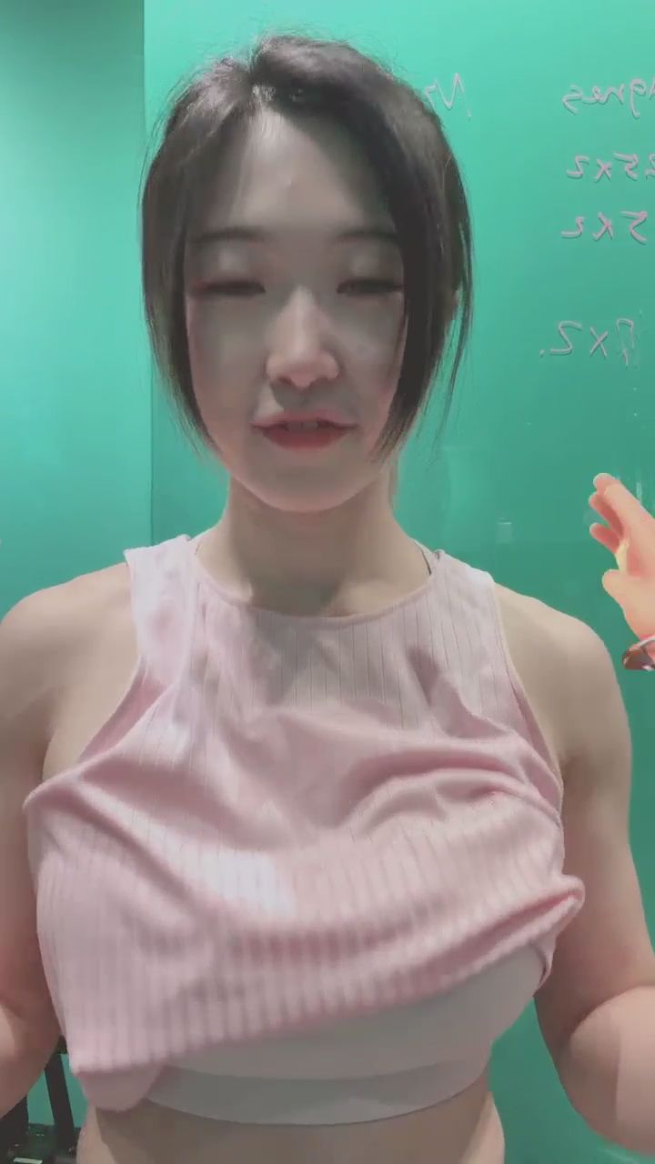 dontberude : 這樣咬著領口...有沒有不小心撩到你？😉💕 #健身房日常 #心動瞬間 #俏皮女孩 這個Ai文很厲害耶 我有感覺了