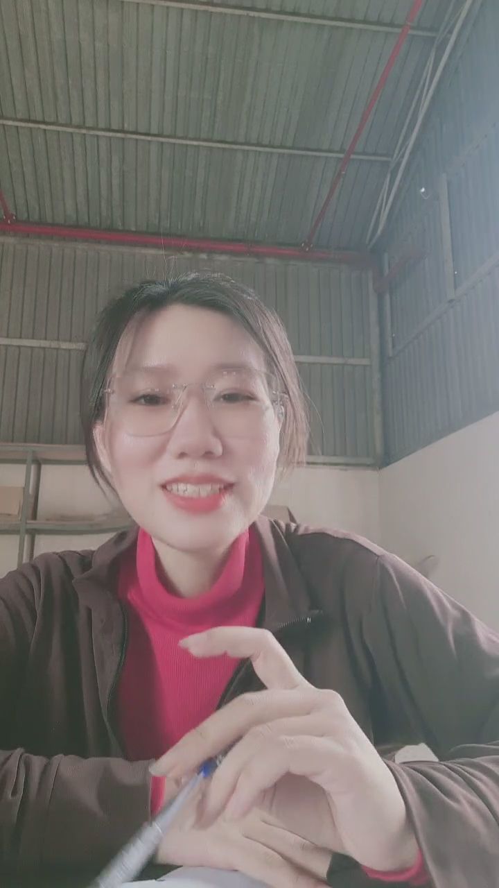 ivy21 : 推眼鏡再悄悄靠近,這個視角有沒有讓你心跳漏一拍? 👓❤️ #眼鏡娘 #女友感 #甜美對視