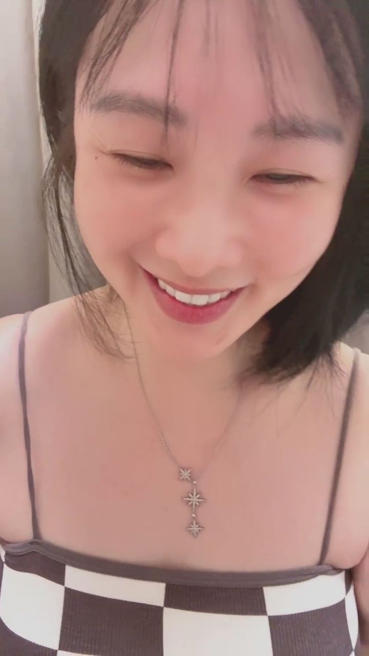 loveevelyn : 今天換了個新造型,這樣看著你有沒有更心動呢?👀💖 #甜美日常 #心動瞬間