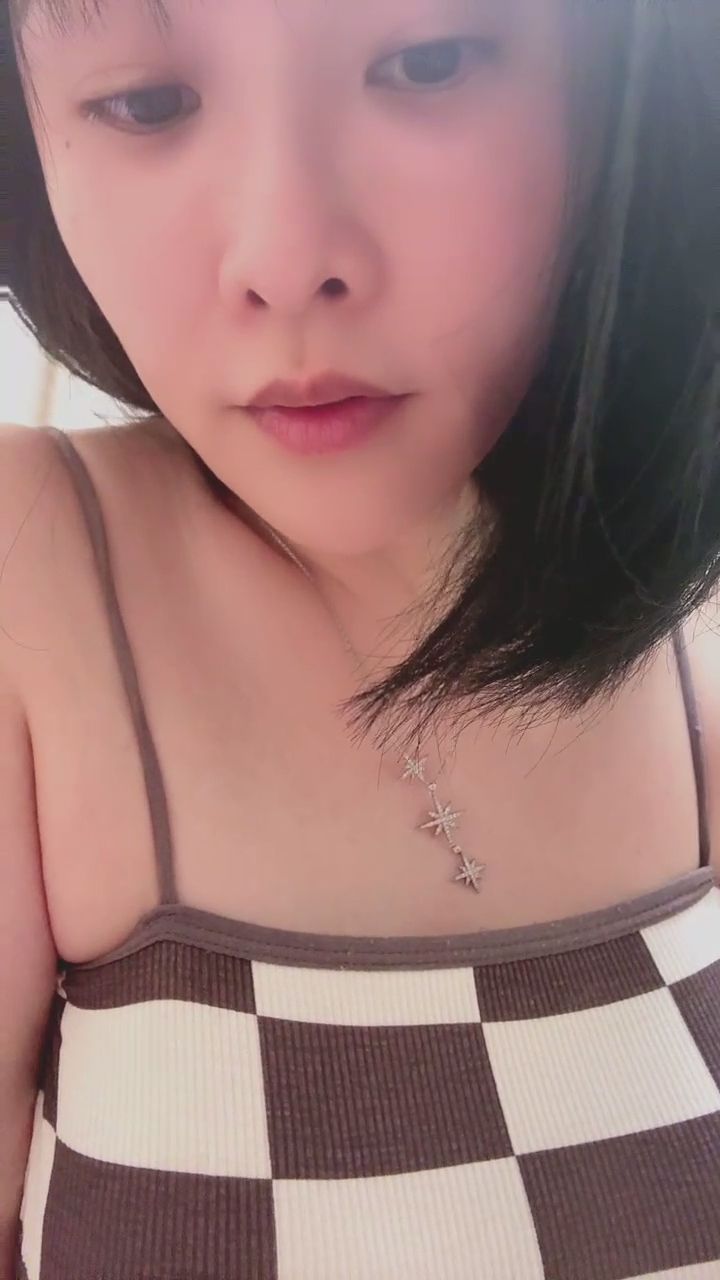 loveevelyn : 意想不到的視角切換,今天這套穿搭你打幾分?👗✨ #穿搭日常 #直播精華